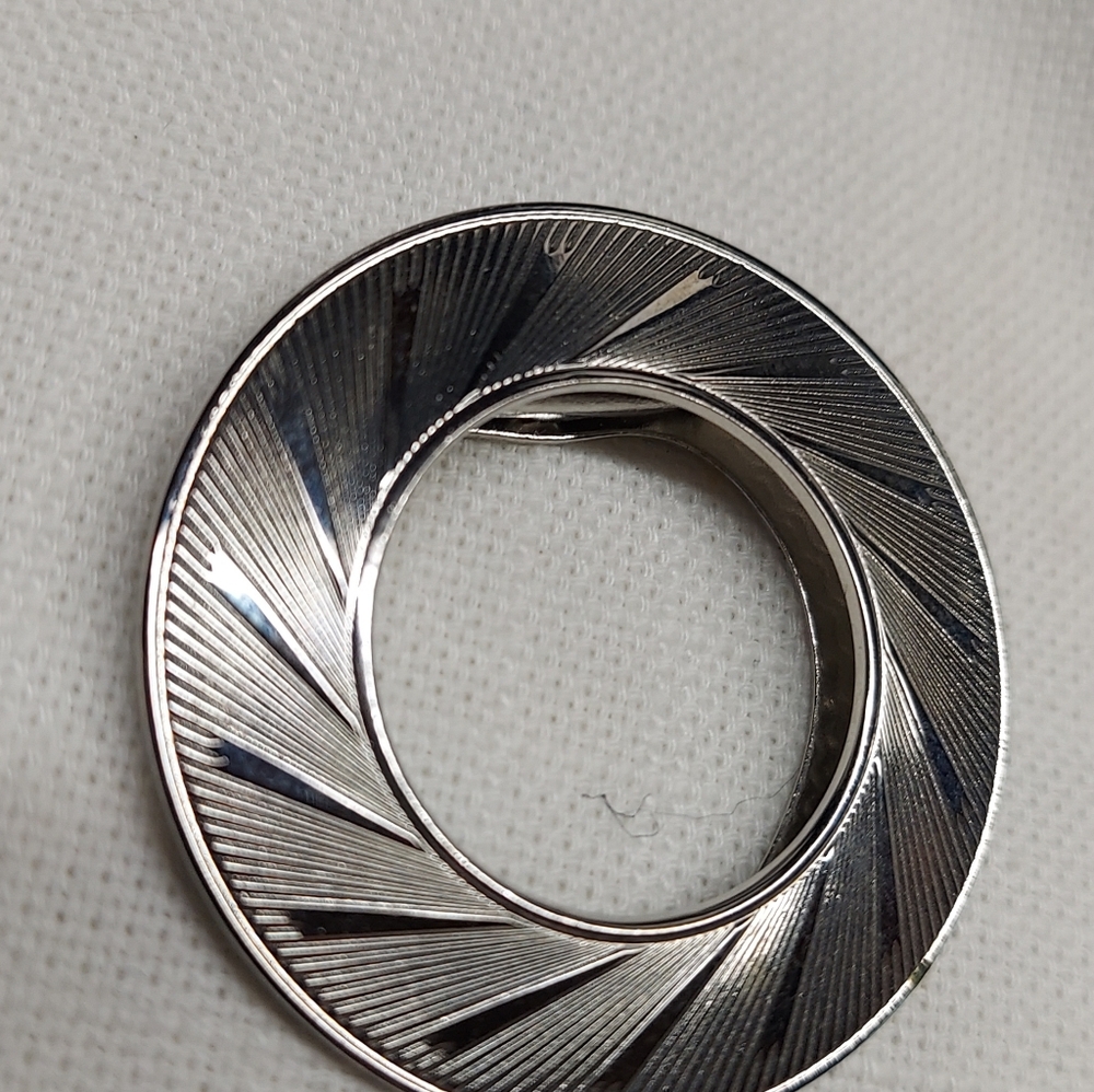 Lieba U.S.A. silver-tone Round scarf clip  Stunning Vintage 1.5" - Picture 4 of 8